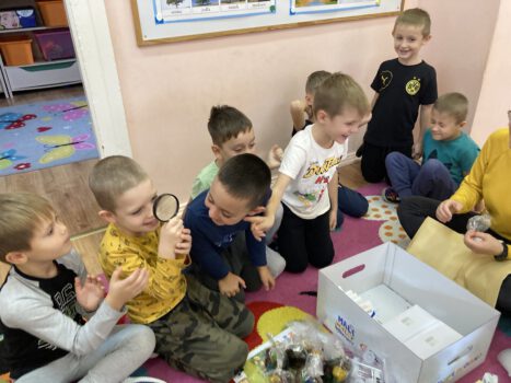 Zabawy z lupą. Rozpakowanie Naukowego Pudełka.