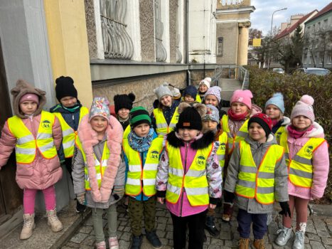 Grupa „Sówek” wybrała się na pocztę, aby wysłać listy do Świętego Mikołaja. Dzieci z radością wrzucały swoje listy do specjalnej skrzynki, pełne nadziei na spełnienie świątecznych marzeń.